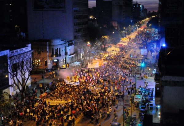Represión durante la masiva marcha del Encuentro Nacional de Mujeres ...