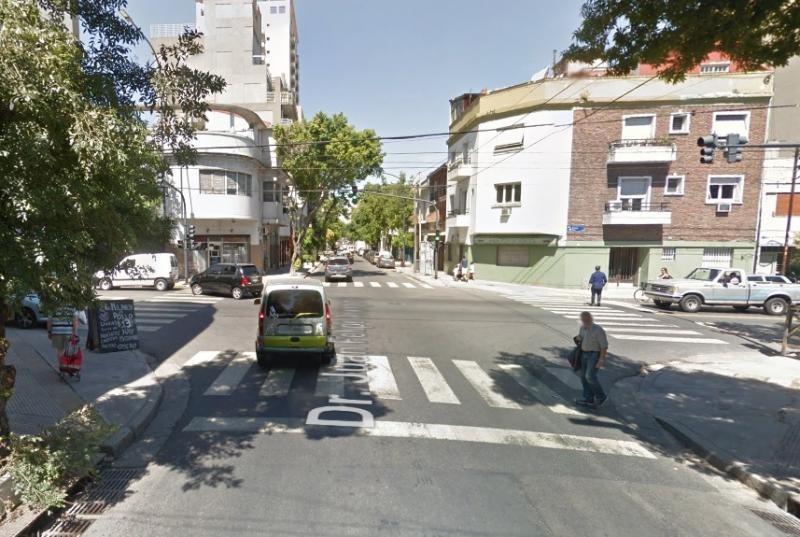 Arrojan el cuerpo de un hombre desde una camioneta en movimiento