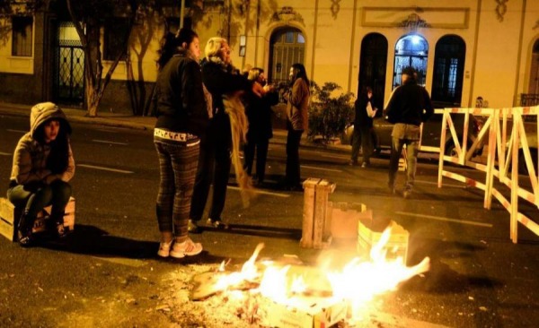 Vecinos de Almagro cortan la calle por reiterados cortes de luz - Nueva ...
