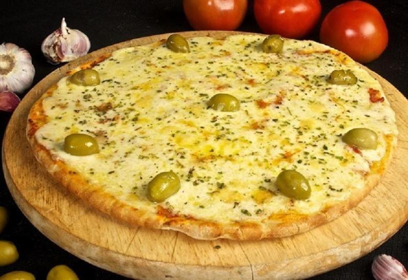 Comer Una Grande De Muzzarella En La Ciudad De 390 En Agosto A 620 