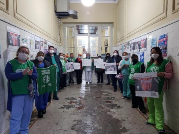 Trabajadores del Hospital Moyano protestan por la falta de elementos de ...
