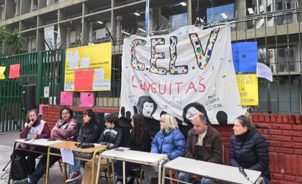 La comunidad educativa del Lenguas Vivas protestó por la presencia de ...