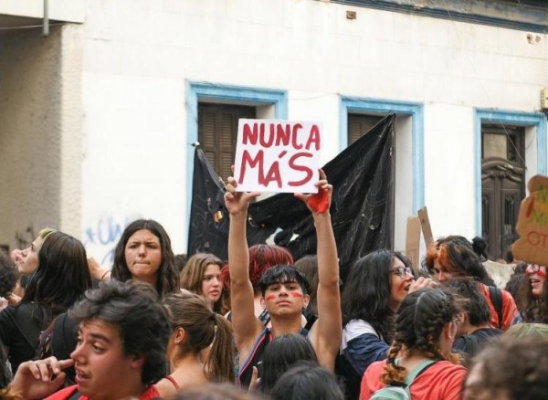 Estudiantes marcharon a Plaza de Mayo en defensa de la democracia y ...