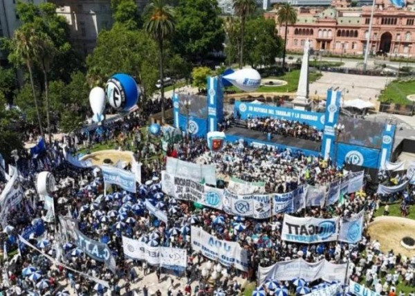 Sindicatos se movilizaron a Plaza de Mayo contra la reforma laboral ...